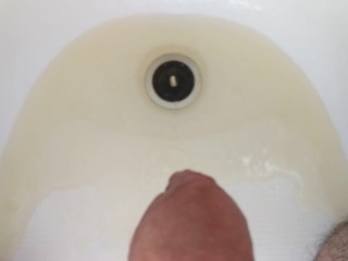 Making a piss puddle in the bath tub in slow motion