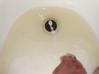 Making a piss puddle in the bath tub in slow motion