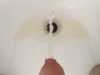 Making a piss puddle in the bath tub in slow motion