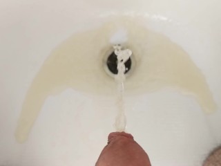 Making a piss puddle in the bath tub in slow motion