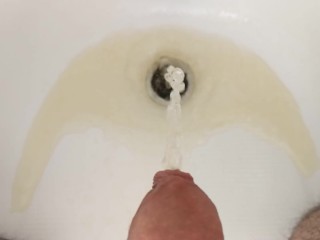 Making a piss puddle in the bath tub in slow motion