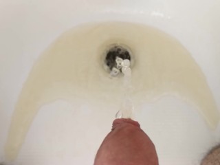 Making a piss puddle in the bath tub in slow motion