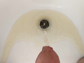 Making a piss puddle in the bath tub in slow motion