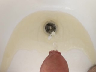 Making a piss puddle in the bath tub in slow motion