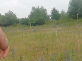 Naakt buiten wandelen, pissen en klaarkomen