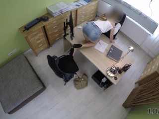 LOAN4K Frau braucht Geld, um das Auto ihres Mannes zu reparieren und lässt sich von einem Kerl fick