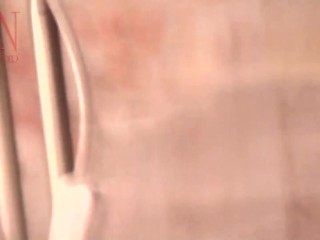 Una giovane donna mostra la sua figa sdraiata sul divano.