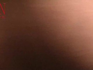 Una giovane donna mostra la sua figa sdraiata sul divano.