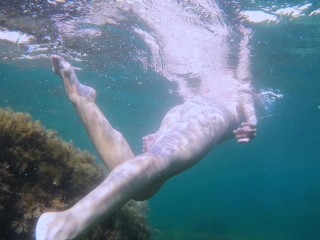 Slim girl swims naked in sea and masturbate her pussy