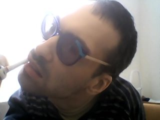 Jean-Benjamin JB se lave ses dents avec sa brosses électrique