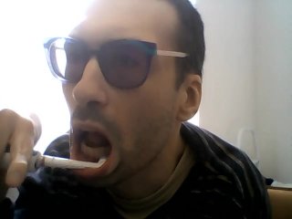 Jean-Benjamin JB se lave ses dents avec sa brosses électrique