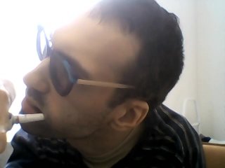 Jean-Benjamin JB se lave ses dents avec sa brosses électrique