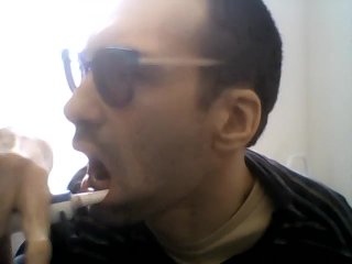 Jean-Benjamin JB se lave ses dents avec sa brosses électrique