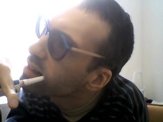 Jean-Benjamin JB se lave ses dents avec sa brosses électrique