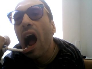 Jean-Benjamin JB se lave ses dents avec sa brosses électrique