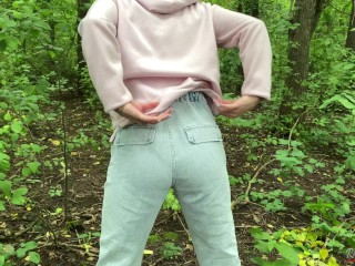 Hot Girl Peeing in Public while Walking in the Forest during menstruation