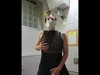 【人妻の露出散歩】痴女が夜の公衆トイレで大量の潮吹きしながら夢中でオナニー