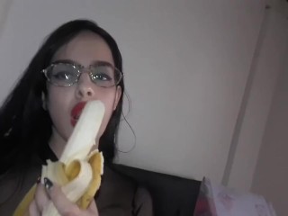 I am so horny that I swallow and suck on a delicious banana, I would like it to be your banana