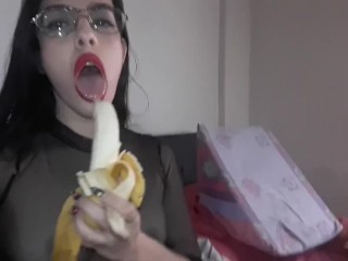 I am so horny that I swallow and suck on a delicious banana, I would like it to be your banana