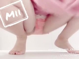 限界までおしっこを我慢してパンツにおもらしするOL japanese girl puts up pee to the limit and pees in pants