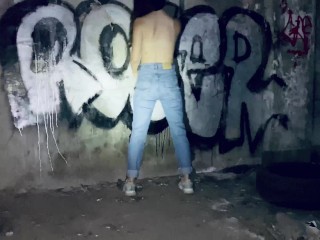 Pareja real teniendo sexo en fabrica abandonada