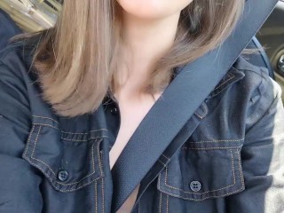 Petit strip tease dans la voiture en partant en tournage