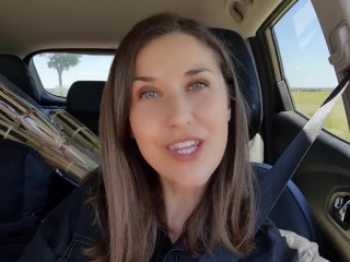 Petit strip tease dans la voiture en partant en tournage