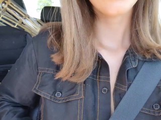 Petit strip tease dans la voiture en partant en tournage