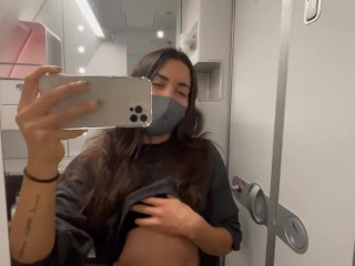 Imagínate tenerme como compañera en el avión - Masturbándome en el baño