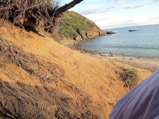 PUBLIC Je branle un homme à la plage et je pisse un voyeur nous regarde en kayak il doit se branler