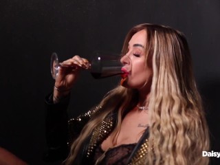 Masturbating Daisy Lee makes herself like a whore