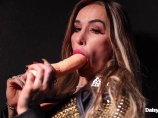 Masturbating Daisy Lee makes herself like a whore