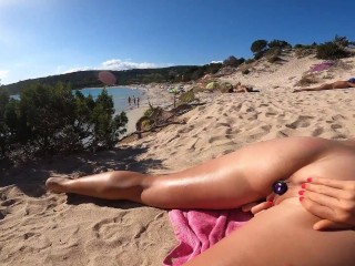 Naked with a sextoy in my ass I show myself off at the public beach, an old voyeur surprises me