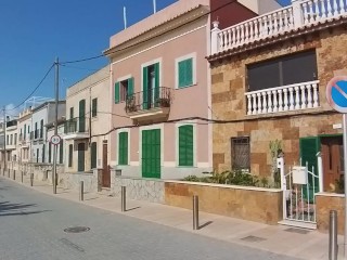 Very RISKY Public PEE among bikers and pedestrians