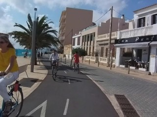 Very RISKY Public PEE among bikers and pedestrians