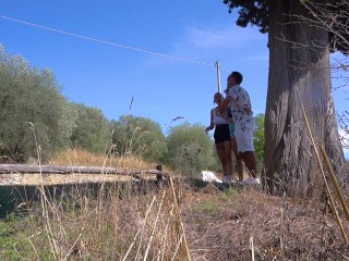 Entrano in casa sua e gli succhiano il cazzo - Arrapate in un trio DIALOGUE ITA