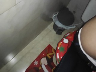 A escondidas follando en la cocina y en el baño mientras mi suegra se rasca el culo en su cuarto 🤭