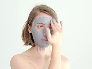 Amateur teen pleasing herself with mud