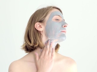 Amateur teen pleasing herself with mud