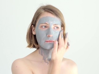 Amateur teen pleasing herself with mud