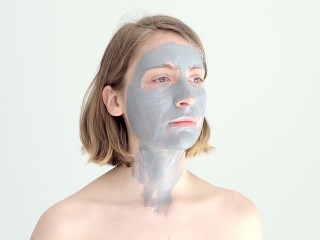 Amateur teen pleasing herself with mud