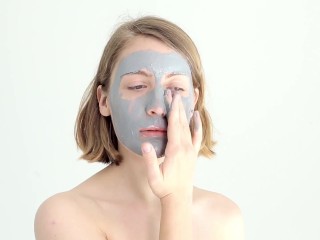 Amateur teen pleasing herself with mud