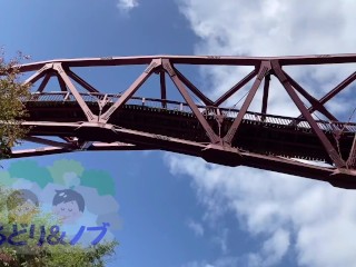 美人日本人女性が紅葉の綺麗な渓谷でおっぱい、お尻を露出