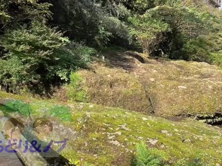 美人日本人女性が紅葉の綺麗な渓谷でおっぱい、お尻を露出