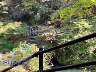 美人日本人女性が紅葉の綺麗な渓谷でおっぱい、お尻を露出