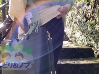 美人日本人女性が紅葉の綺麗な渓谷でおっぱい、お尻を露出