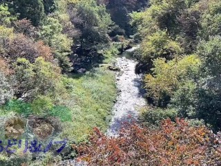 美人日本人女性が紅葉の綺麗な渓谷でおっぱい、お尻を露出