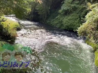 美人日本人女性が紅葉の綺麗な渓谷でおっぱい、お尻を露出