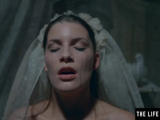 Watch a kinky abandoned bride masturbate to a mindblowing orgasm