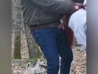 Filmo la mia ragazza che si fa riempire la figa di sborra da un guardone, io la sborro in bocca